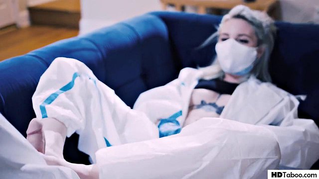 Sarışın Lola Fae, COVID-19 Kısıtlamaları Arasında Dövülüyor