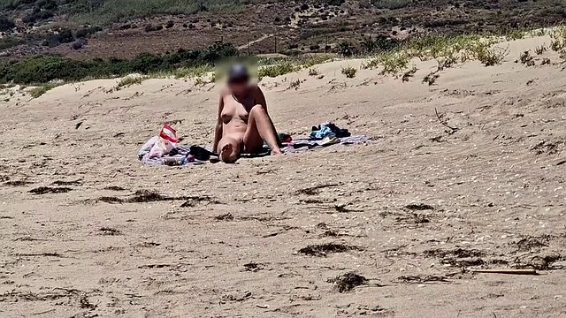 Sulla spiaggia uno sconosciuto si masturba guardandomi