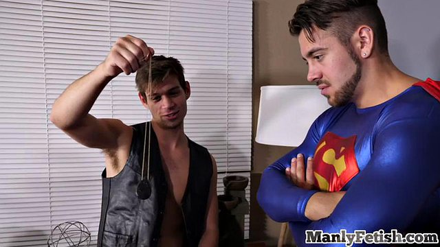 Guapo cosplay joc estirando el culo