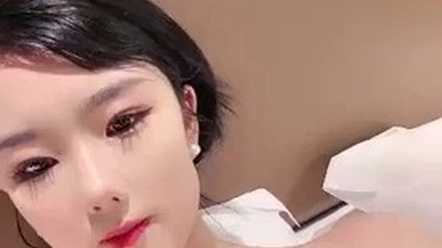 Professional young model and 18-year-old best friend go to sea [dig the little potatoes] China live broadcast for the first time to have sex without a condom (2)
