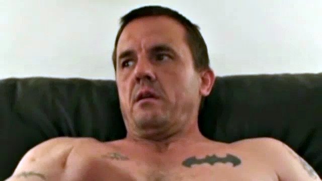 Ronnie tiene 45 años y dice ser bisexual, por lo que tal vez esté dispuesto a hacer una escena de acción en el futuro. Por ahora, podemos ver a este hombre de 5'8", 160 libras desnudarse y masturbarse.
