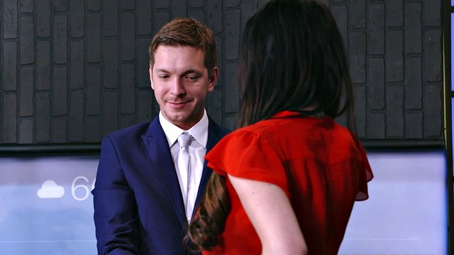 Die sexy Wetterreporterin Kendall Karson verführt ihre Kollegin