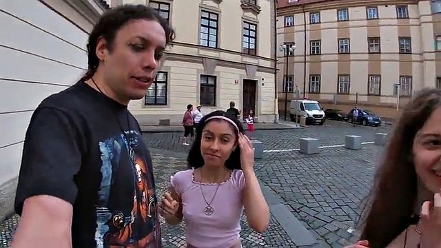 Nudità pubblica estrema a Praga! (Intervistato da Andrea Diprè)