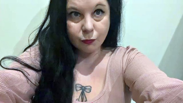 Vends-ta-culotte - Sissy vestita da soubrette pulisce la casa della sua padrona