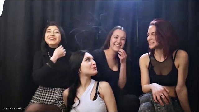 Ragazze russe che fumano baci