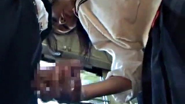 Eu fingi ter cometido um erro e entrei no ônibus escolar das meninas e fui fodido