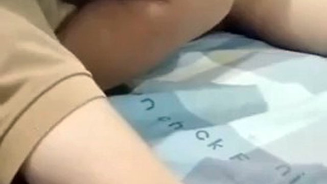 繼父回家後，男孩給了他口交，並以狗的方式赤腳操了他