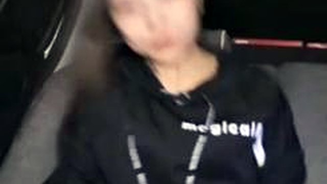 차에서 섹스를 스트리밍하는 중국인 부부