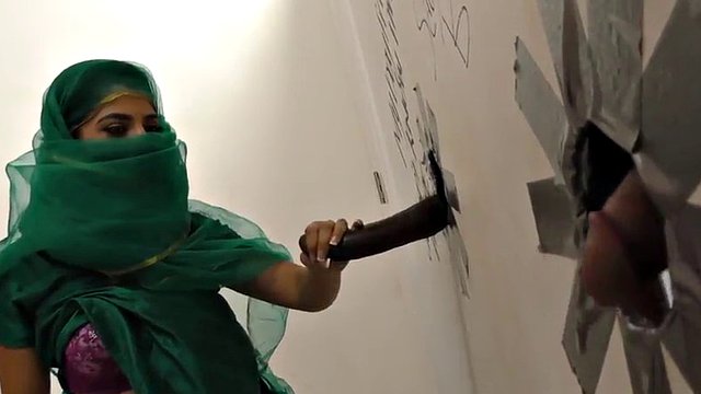 Glory hole di una teenager araba da provare per la prima volta