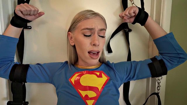 Kay Lovely como Supergirl Vs Poison Ivy Seduction