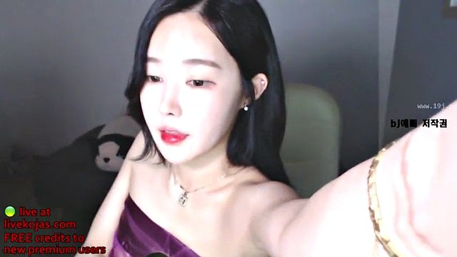 Das süßeste asiatische Camgirl zeigt ihren heißen Körper