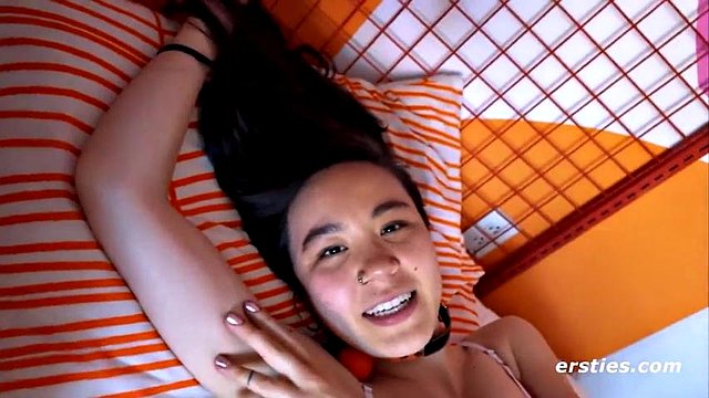 Ersties: Garas lésbicas amadoras gostam de sexo enlameado: peitos grandes, morena e bunda pornô