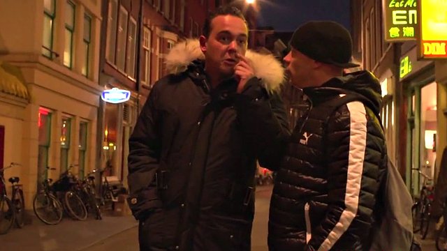 salope au corps magnifique divertit l'homme pour de l'argent
