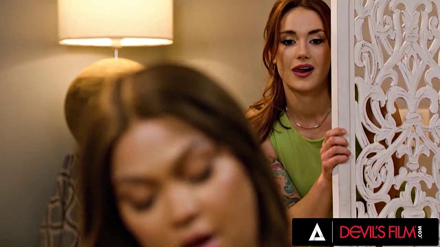Ashlyn Peaks' Flashing Tease lockt Siri Dahl in wilde Tribbing- und Scissoring-Raserei