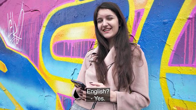 Agente pubblico – Studentessa universitaria d'arte molto carina con tette naturali studia un grosso cazzo all'aperto