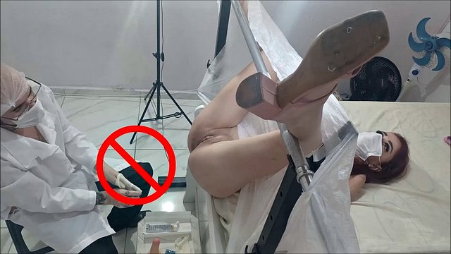 은밀한 산부인과 전문의가 새로운 환자에게 마취 젤 치트 사용