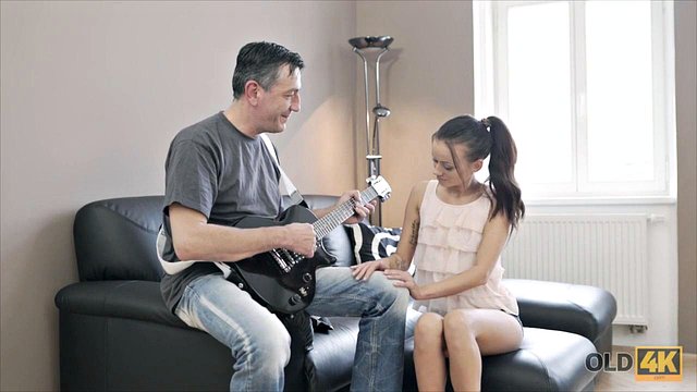 سبزه نوجوان با گیتاریست بالغ نزدیک می شود