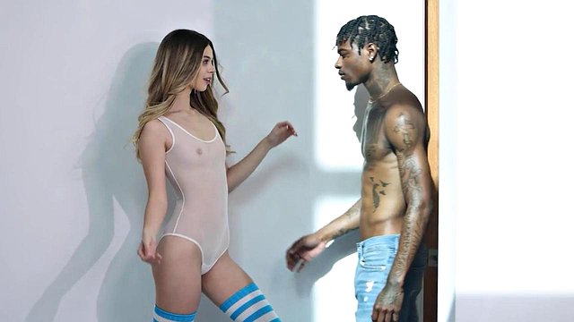 Gianna Dior passa dal costume da bagno alla scopata con cazzi grossi all'aperto