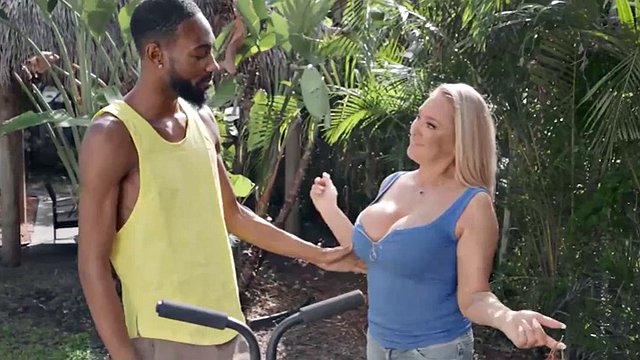 BRAZZERS - I cougars del vicinato Seka Black e Wendy Rain competono per l'enorme cazzo di Hollywood