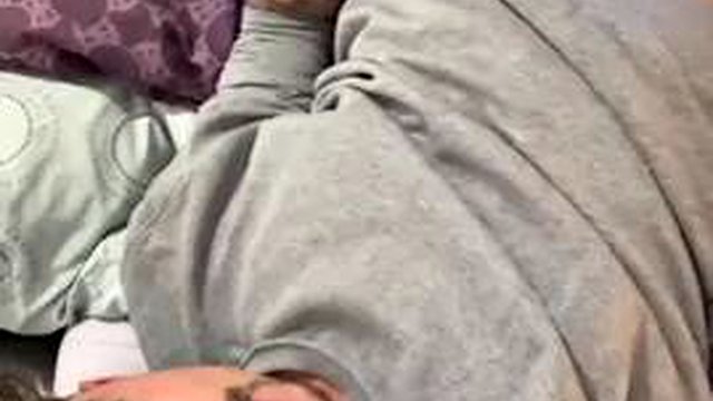 British Chav papà in tuta da tracce da celle di polizia che venivano sbattute per 3 giorni è stato il miele che si sfregava se stesso