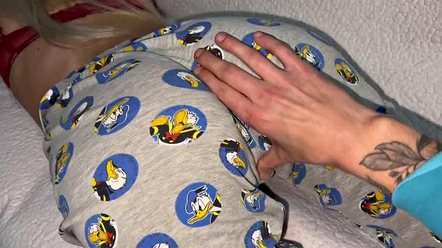 Stemor lå og leste en bok og hjalp til med å komme på den varme elastiske rumpa