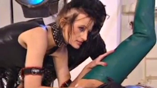 Adolescente vintage se mete el puño en una orgía de látex