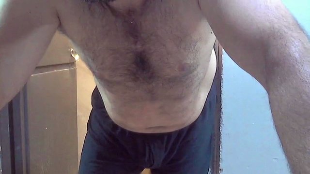 El hombre masculino se corre en el almacenamiento y ducha de la oficina