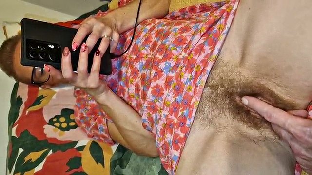 Ella juega con el telefono y yo juego con su vagina y se le moja el coño