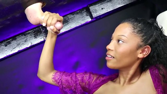 Splendida ragazza nera nel Gloryhole che si masturba mentre parla sporco