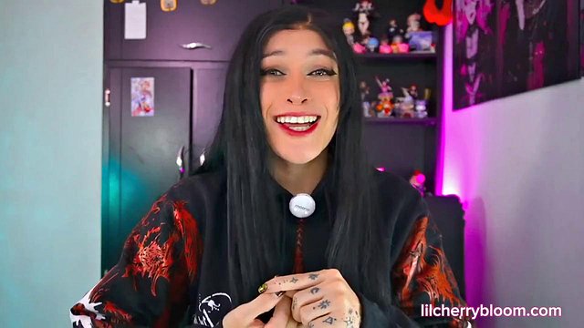 Goth-tatoverte LilCherryBloom ønsker Cowgirl-tur til orgasme