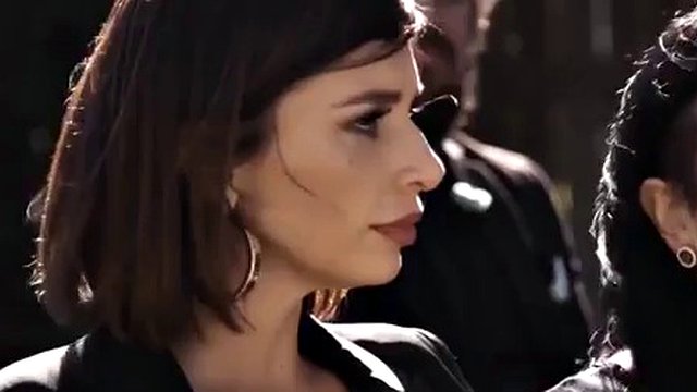 Reifer Witwer fickt Goth-Girl bei Beerdigung
