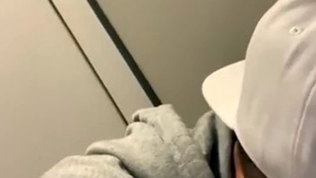 双胞胎在公共厕所自慰并射在随机的男人身上