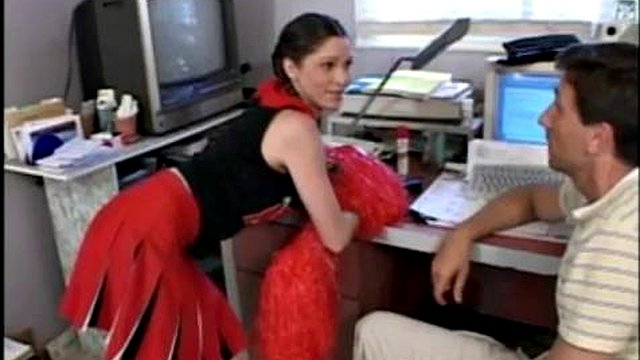 Cheerleader svelger hver dråpe: Blowjob, Cowgirl & Missionary Porno