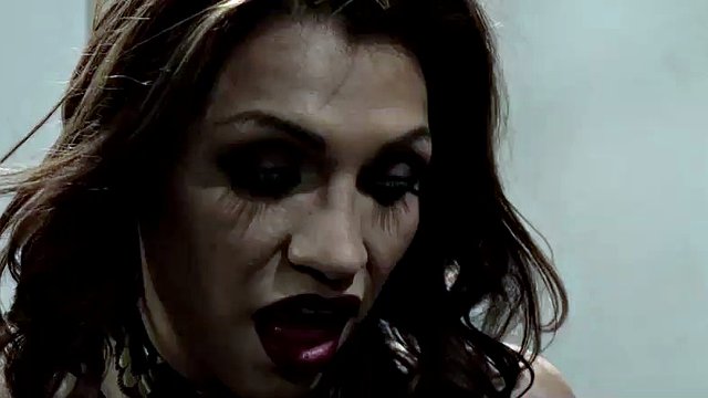 ts jessy dubai viene arrestata e scopata dai prigionieri con un cazzo enorme