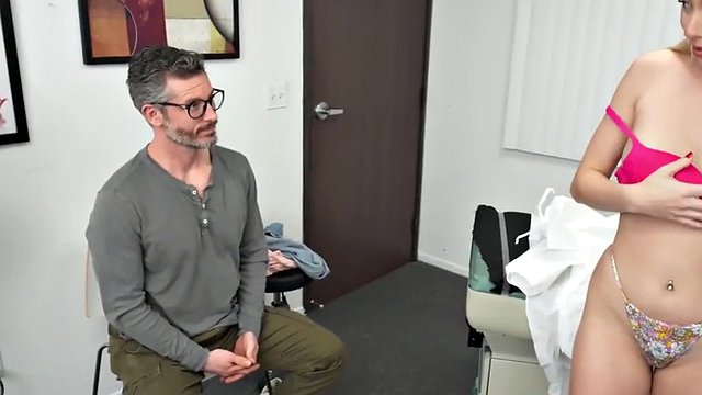 Doctor sexy se folla a una perra pervertida en un agujero de coño mojado