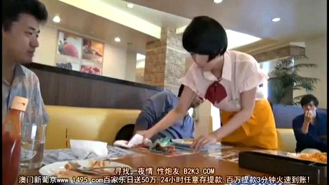 女服務生必須深不見底：Xhamster，亞洲和日本色情