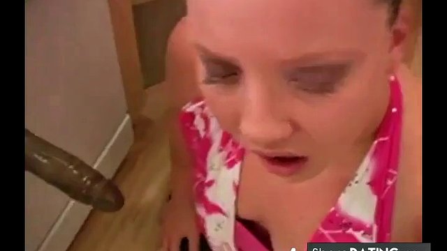 Molliges Mädchen liebt zwei große schwarze Schwänze als einen