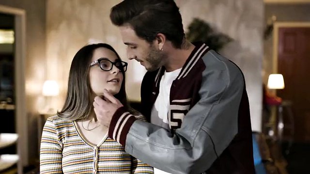 Aften Opal, étudiante vierge, baisée pour la première fois