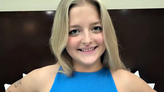 Ela tem 18 anos e está nas férias de primavera fazendo seu primeiro filme pornô.