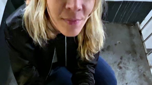 Hezká blonďatá fenka na dálkové ovládání na veřejnosti!!