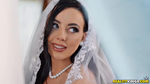 Ricky Johnson dá um soco na bunda de Whitney Wright antes do casamento