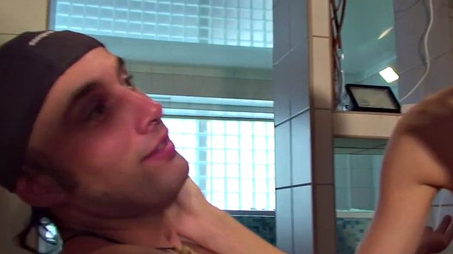 teen skjønnhet knullet i badekaret med to gutter