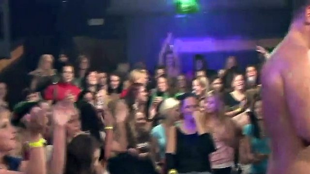 sesso violento in una clip di una festa calda con spogliarelliste