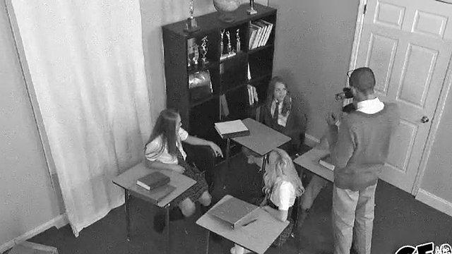 Troia scolastica lesbica e condivide un grosso cazzo grasso