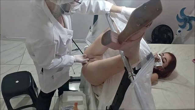 Le gynécologue a utilisé du gel anesthésique pour examiner la jeune femme