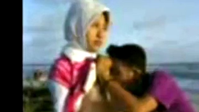 indonesisk- hijab jente knuller på stranden