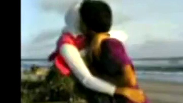 indonesisk- hijab jente knuller på stranden