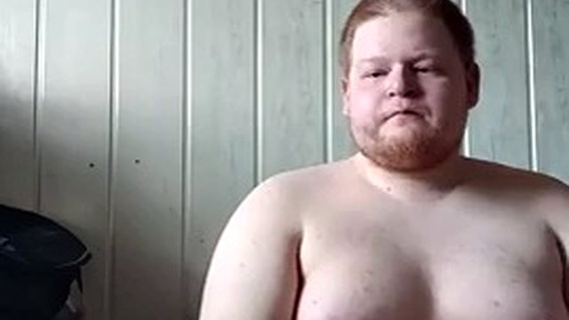 Molliger Junge, der Spaß hat
