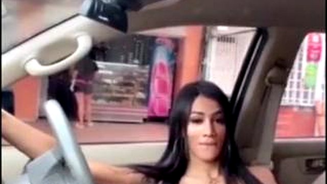 Incrível exibicionista Ladyboy cum em seu carro
