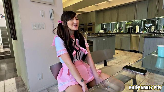 Tifa Quinn en Sorpresa de fantasía entre padrastro e hijastra: Madrastra morena de grandes tetas con Ph